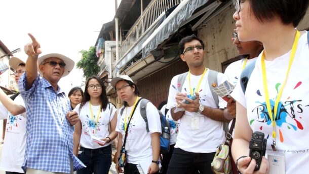 Malacca heritage enthusiast Colin Goh, 68, (second from left) giving the BRATs a tour of Heeran Street. SAMUEL ONG / THE STAR, 18TH SEPTEMBER 2014.