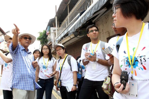 Malacca heritage enthusiast Colin Goh, 68, (second from left) giving the BRATs a tour of Heeran Street. SAMUEL ONG / THE STAR, 18TH SEPTEMBER 2014.