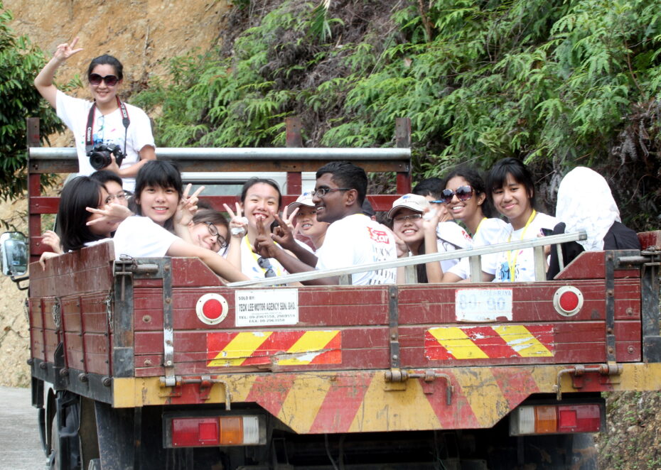 Participants of our recent BRATs Raub young journalist camp heading up to the Sungai Dalam orang asli village. Expect even more exciting field trips at our upcoming BRATs Johor Baru camp in June! Photos: SAMUEL ONG/The Star