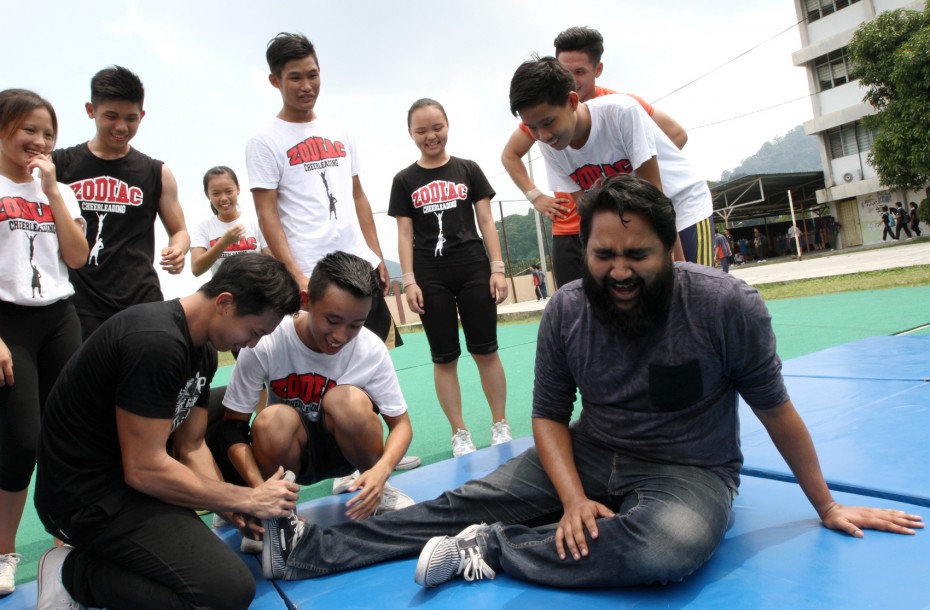 The cheerleader help ease Prakash's pain after he pulled his hamstring.<br>- Photo: SAMUEL ONG/The Star