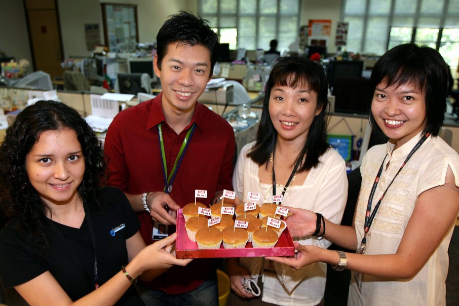Tan (second from right) celebrating R.AGE's first anniversary in 2006.