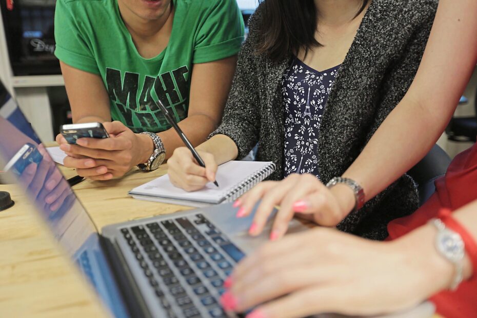 The recent Malaysia Students Survey 2016 by Universum shows most university students are 'careerists' - career focused. They still value a friendly working environment as one of their top 3 priorities.