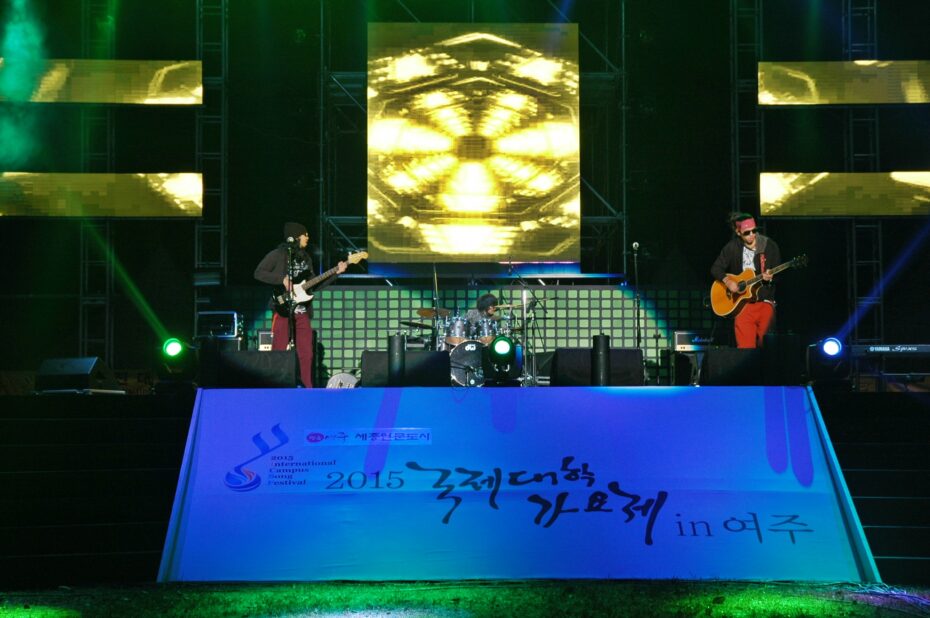 Jumero powered through the icy cold weather to deliver their laid-back acoustic pop tunes for the international audience.