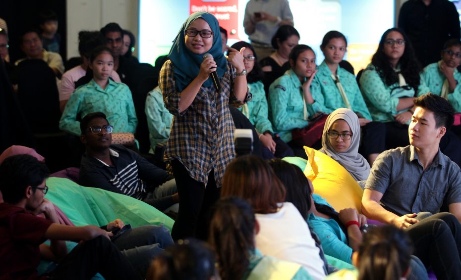 Maryam sharing her experience as a victim of cyber sexual grooming.
