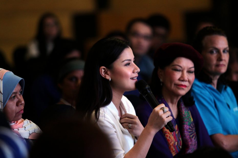 Actress Lisa Surihani was at the town hall to show her support, and ‘to learn more’.