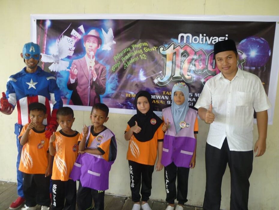 Nik (right) and the students of 'Akademi IQ' with their new uniforms and badges.