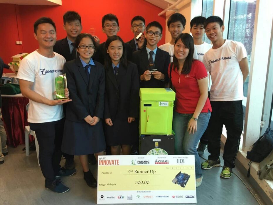 Sim (left) and his students from SJKC Sekinchan never expected to place third at the Young Innovate 2015 competition. - 100% Project
