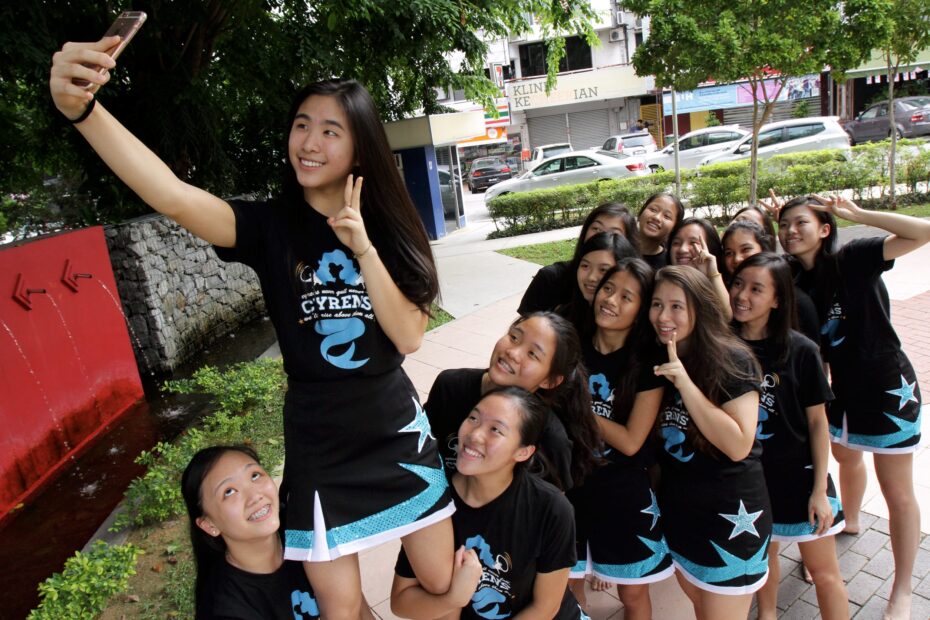 Yang(2nd from left) taking a selfie ala-cheerleader with her teammates.