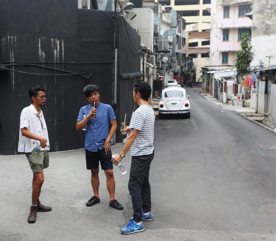 Sookkarn (left) discusses the NNW2016 participants with fellow mentors John Torres (centre) and Rapatchanun Cochaputsup (right). -- PHOTO: Next New Wave