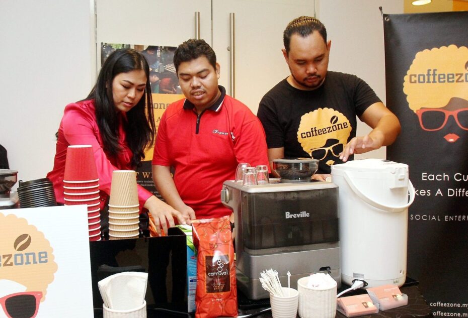 Fong (left) employs differently-abled people to help manage her coffee kiosks. — Photos: SHAARI CHEMAT/The Star