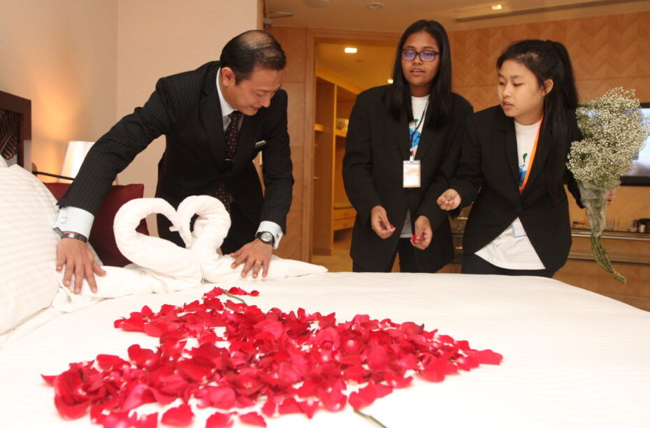 The BRATs young journalist workshop has had a history of giving participants exclusive field assignments, which in this case, included interviews with Magnum-trained butlers and the chance to take on a special suite decoration challenge.